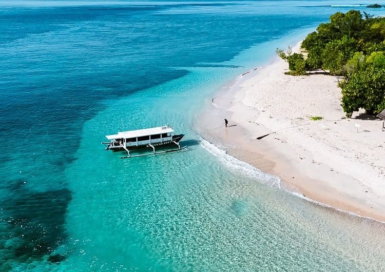 Pantai Tropis & Perahu Tradisional Lombok